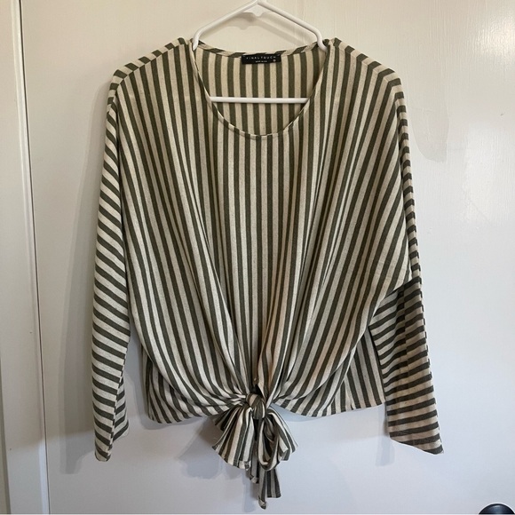 Final Touch Women’s Size Small Green and Cream Top - Picture 2 of 9